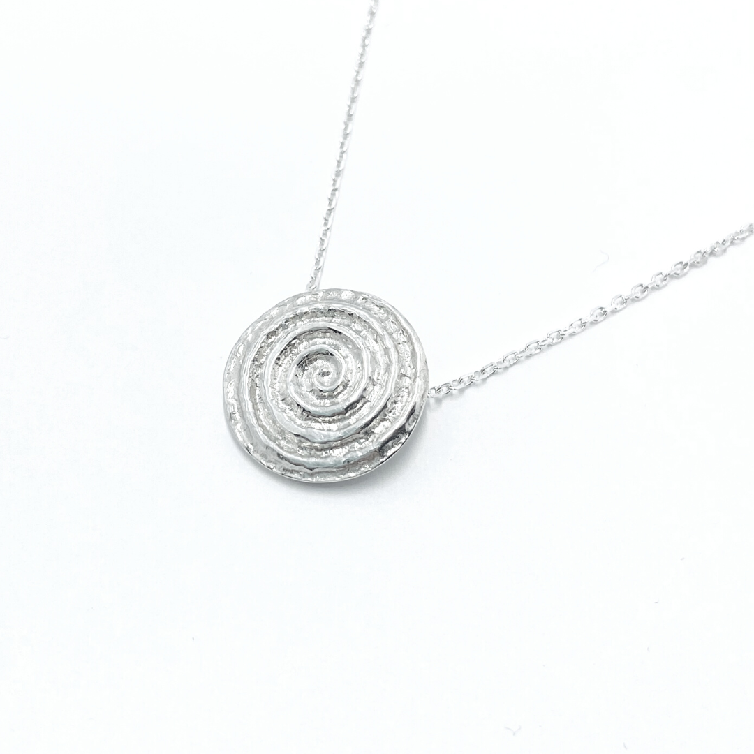 Áille (Beauty) Pendant