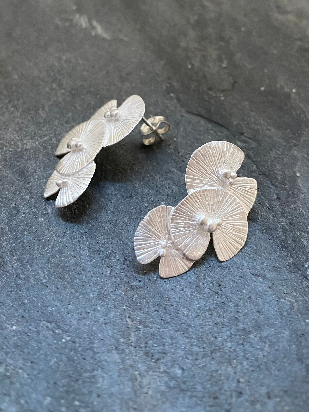 Bacán Bán (White Water Lily) Earrings