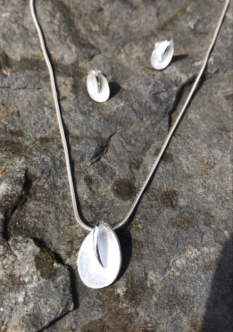 Brushed Single Leaf Pendant